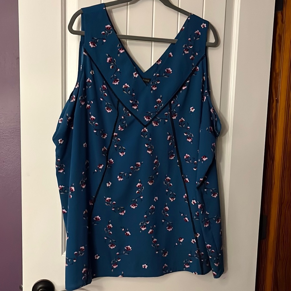 Matches the teal blazer also in my closet! Worn a time or 2 perfect condition